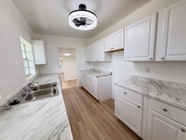 Building Photo - Groveland Home on large lot