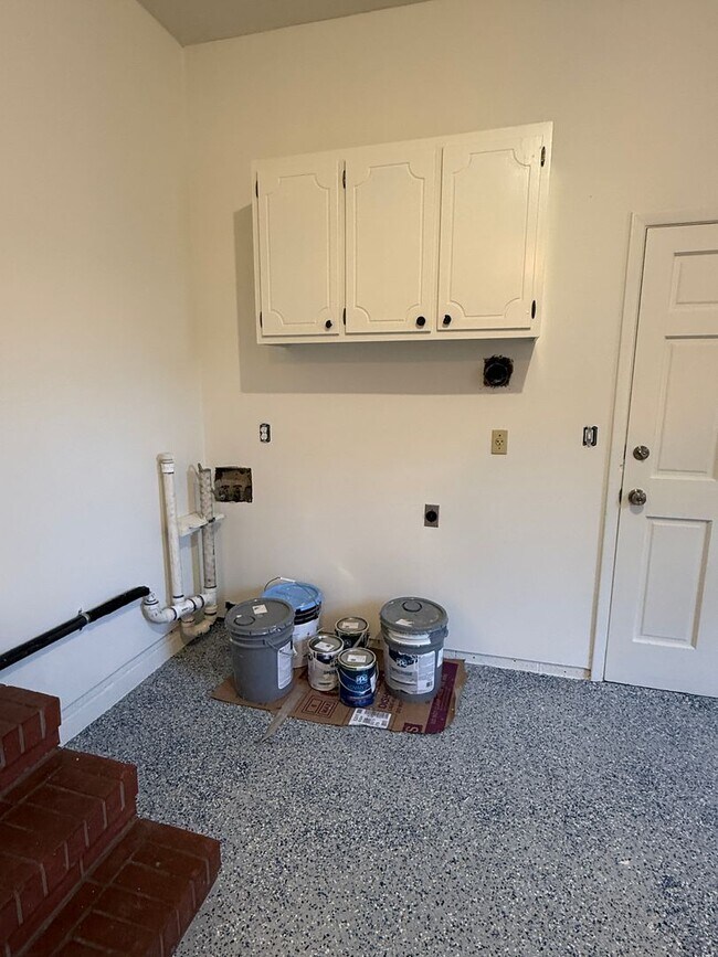 Building Photo - 3/3 Totally Renovated House on Sylvan Driv...