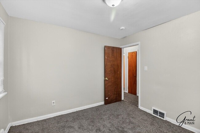 Building Photo - $1050 Charming 2 Bed Home