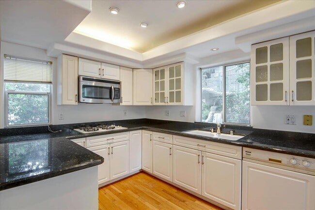 Building Photo - 8527 Wonderland Ave