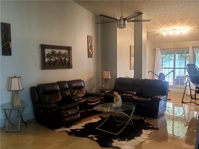 Building Photo - House - 4.5 beds 2 baths.