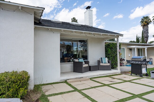 Building Photo - 15153 La Maida St