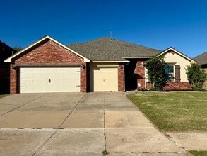 Building Photo - Beautiful 4 Bed, 2 Bath, 3 Car Home in Edm...