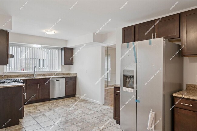 Building Photo - Rare Rental! Beautiful 1900 sq ft 3-bedroo...