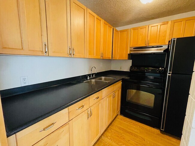 Building Photo - Partly Furnished 3-bedroom, 2-bath condo a...