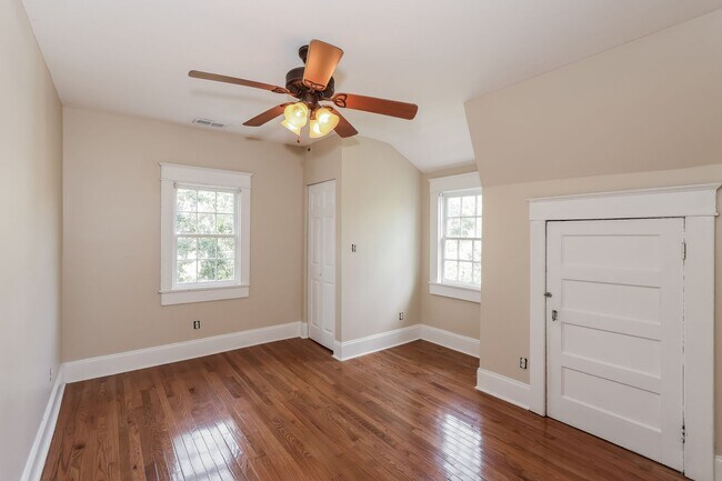Building Photo - 3 bed / 2 bath ~ Just minutes from CofC and MUSC