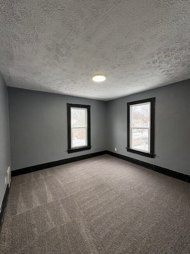 Building Photo - Three bedroom two bathroom home for rent