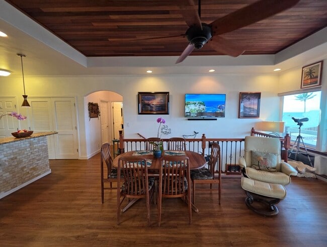 Building Photo - 1367 Kakae Pl