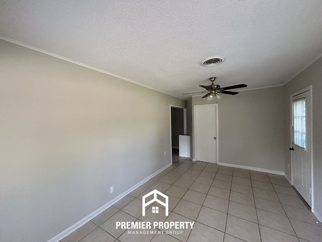 Building Photo - Unique 4BR/2BA Southaven Home | Hardwood Vaulted Sunroom & Fenced Yard