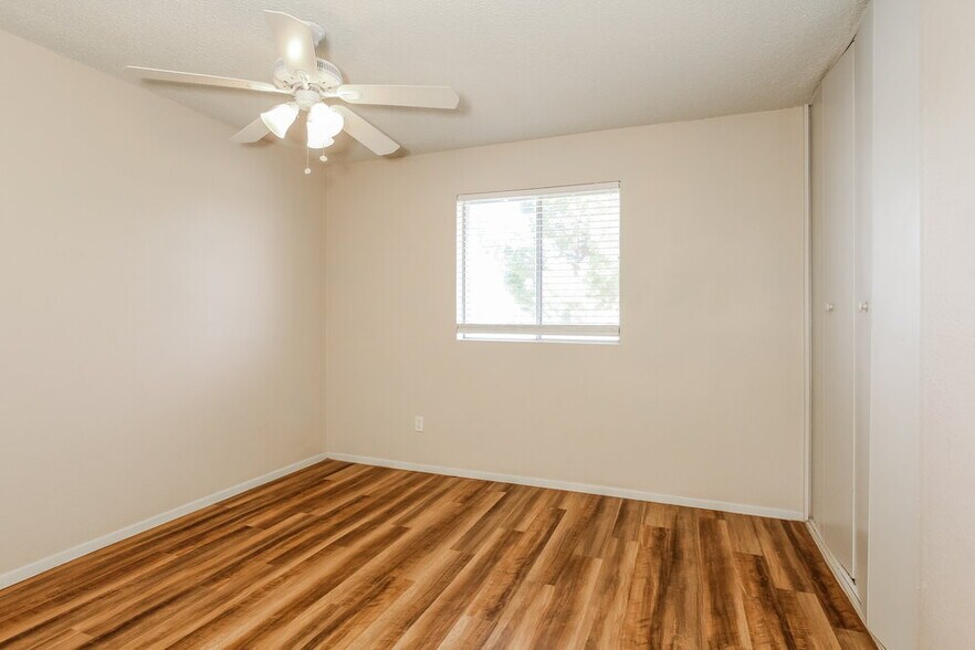 Building Photo - 8037 E Oak St