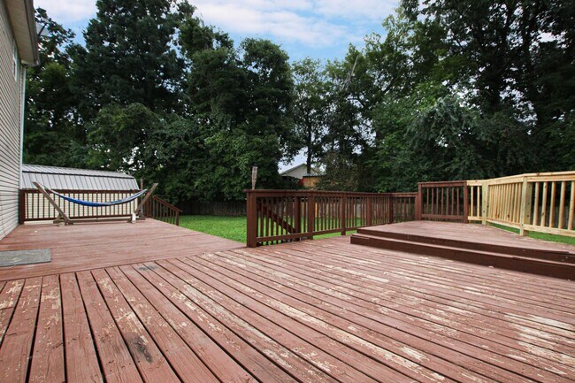 Building Photo - Pet Friendly Two Bedroom!