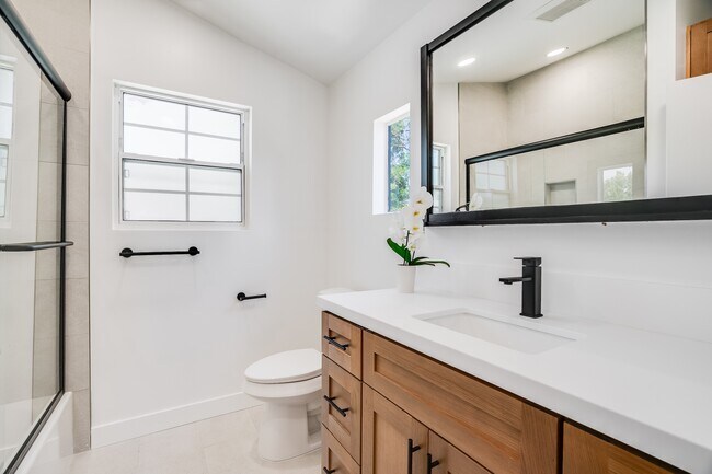 Building Photo - 4444 Cedros Ave