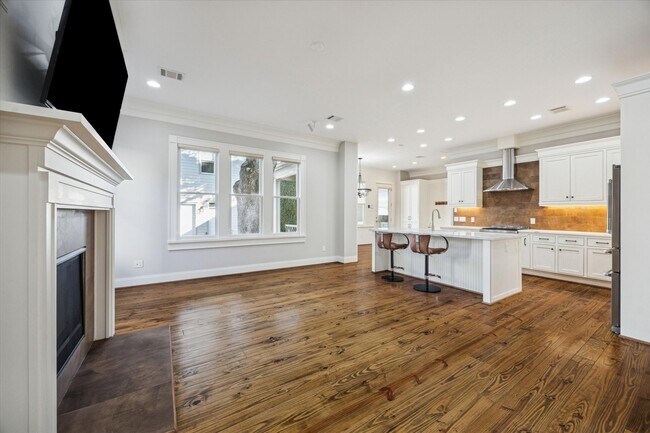 Building Photo - 1226 Heights Blvd