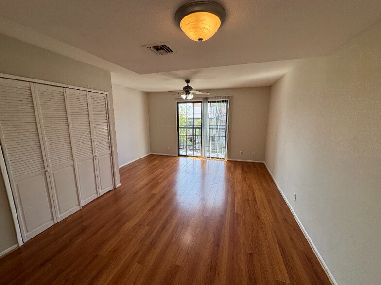 Building Photo - 514 E Valencia Ave