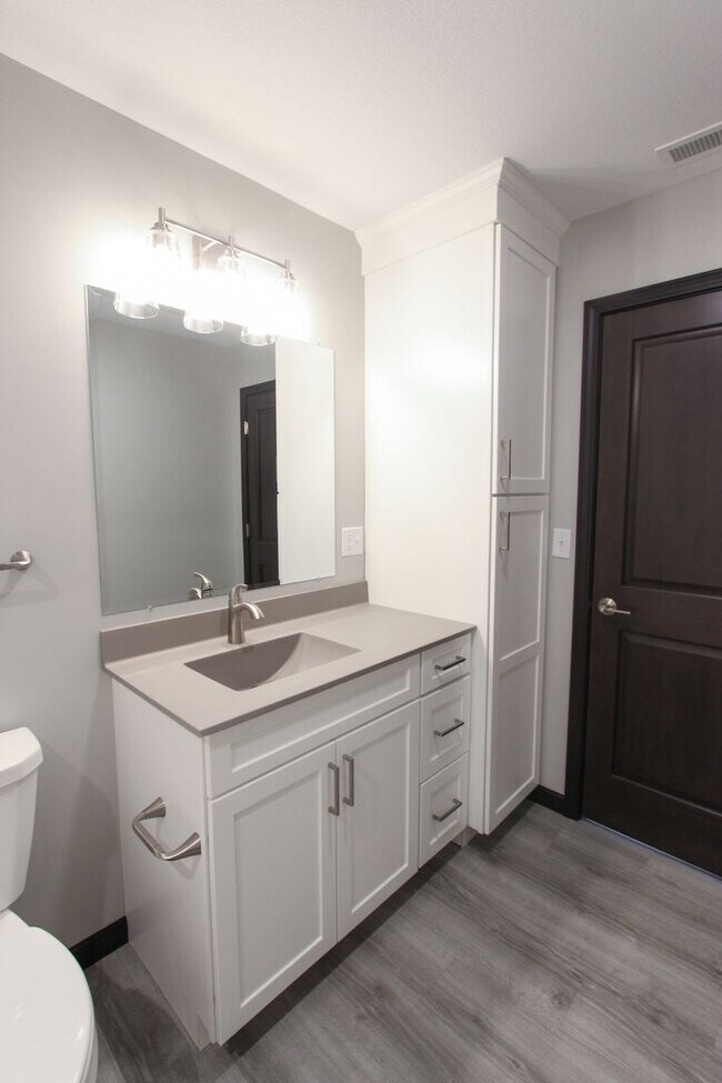 Building Photo - New! Beautiful 2 Bed, 2 Bath Apartment in ...