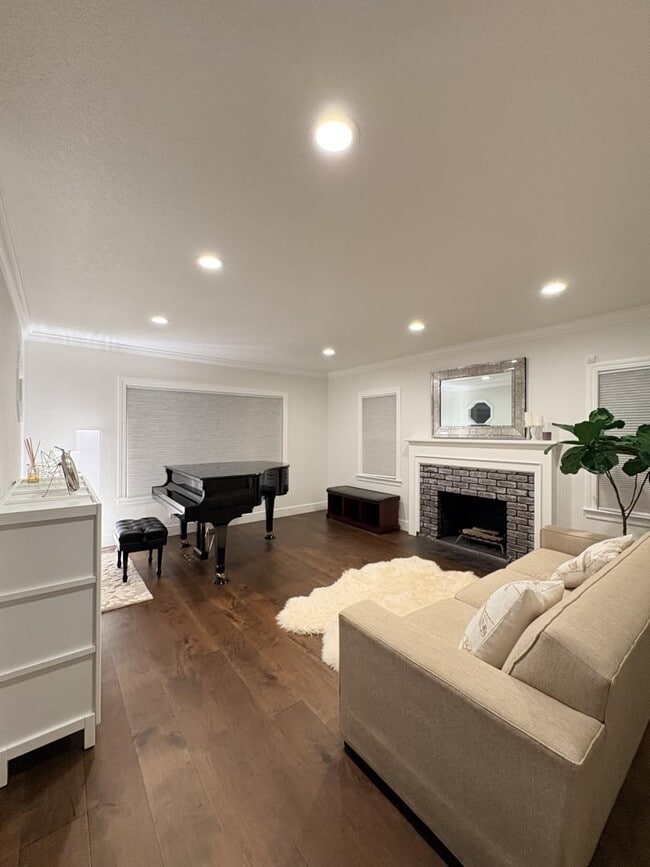 Building Photo - 1204 Lubich Dr