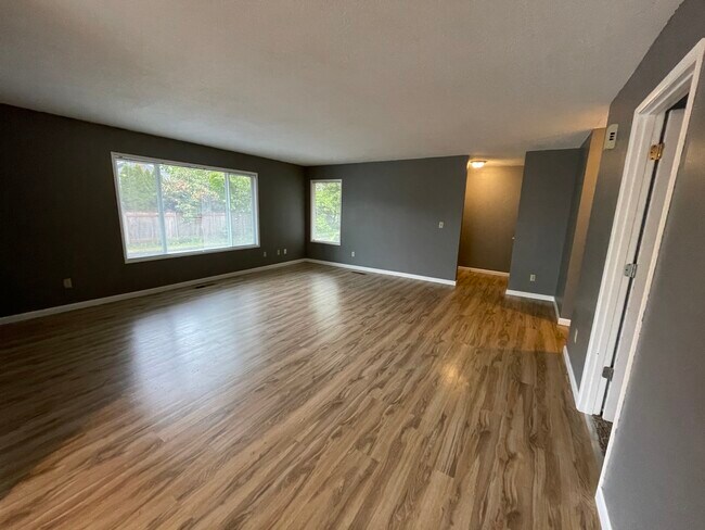 Large Living room - 634 Villa Rd