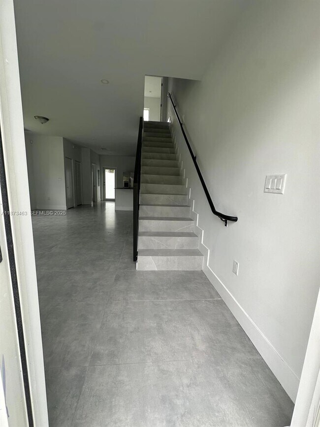 Building Photo - 723 NW 19th Ave