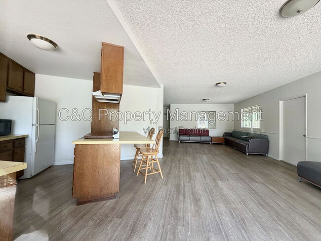 Building Photo - 7099 Russan Ln