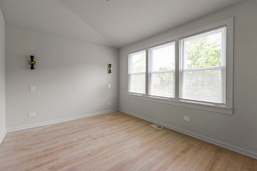 Primary Bedroom - 3121 N California Ave