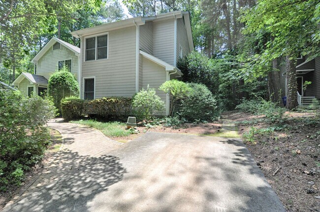 Building Photo - 3 bedroom Cul-de-sac Townhouse