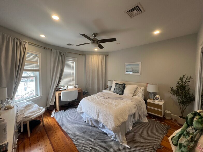 Building Photo - 733 E 3rd St