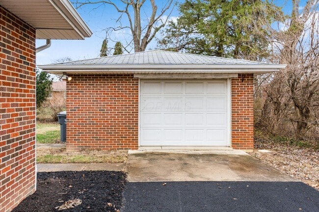 Building Photo - 3070 Lotz Dr