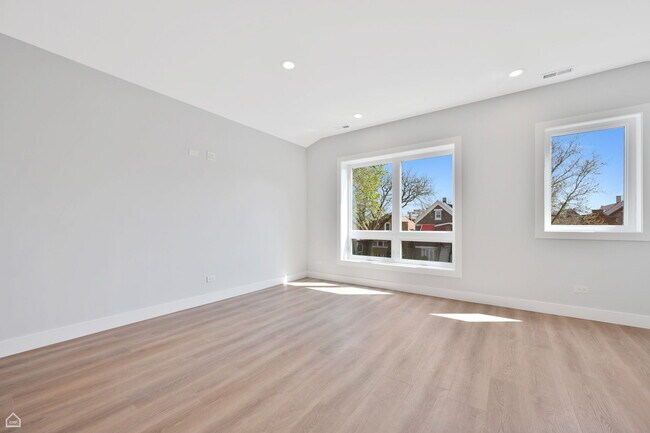 Building Photo - 2626 W 21st St