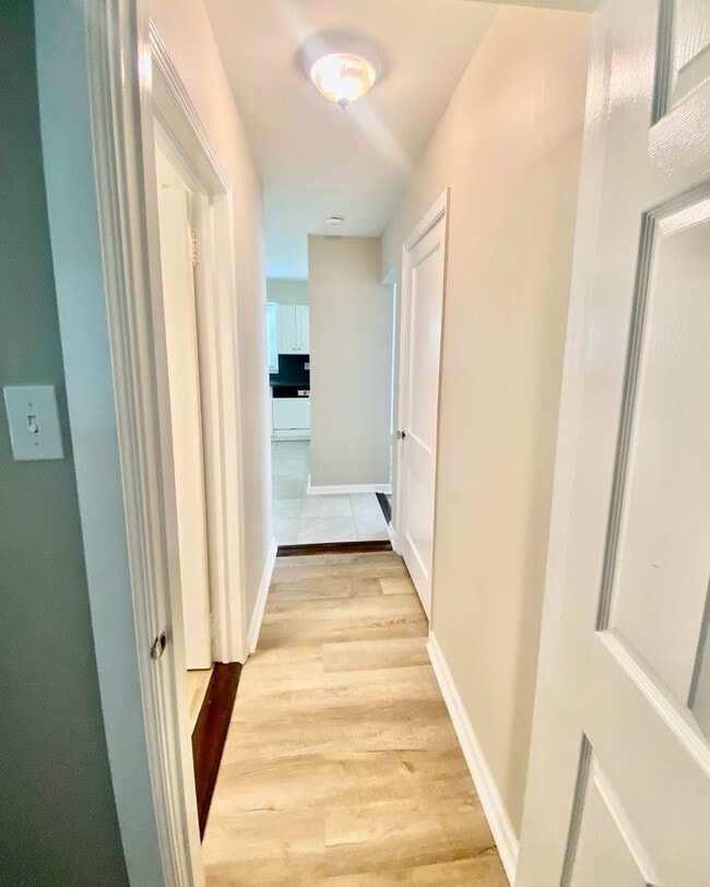 Building Photo - SPACIOUS 4 BED/2 BATH HOUSE-Luxury Vinyl F...