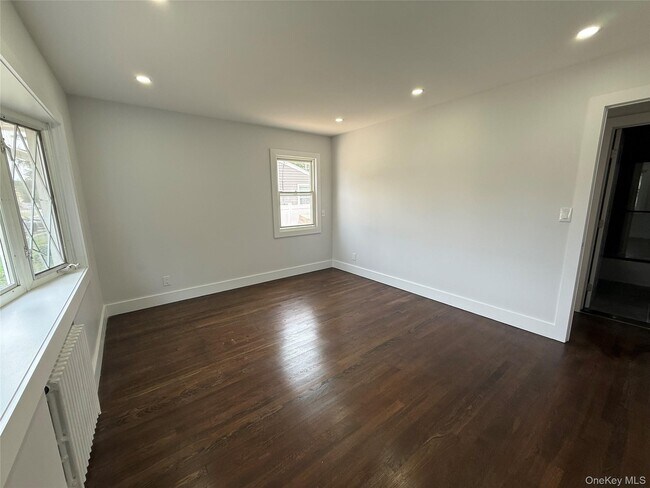 Building Photo - 9 Stanford Ln
