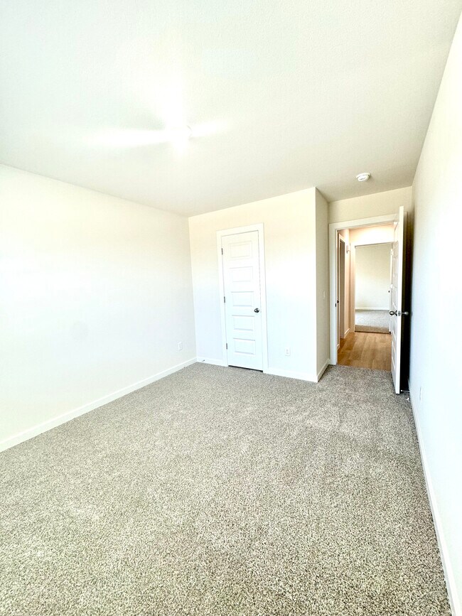 Building Photo - 5382 Selah St