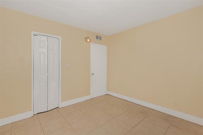 Building Photo - 416 NW 19th Ave