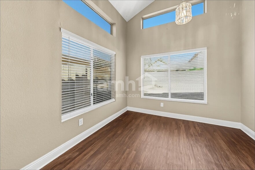 Building Photo - 907 N Albert Dr