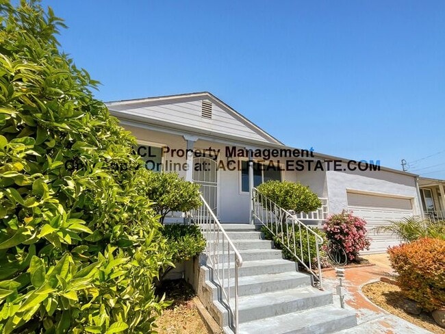 Building Photo - Charming 3-Bedroom Home with Lush Backyard...