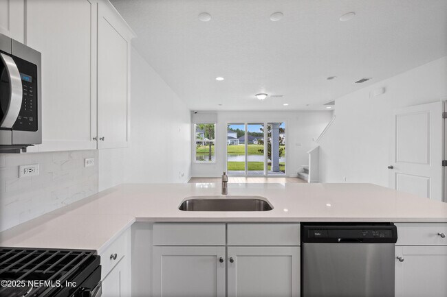 Building Photo - 180 Brandon Lks Dr