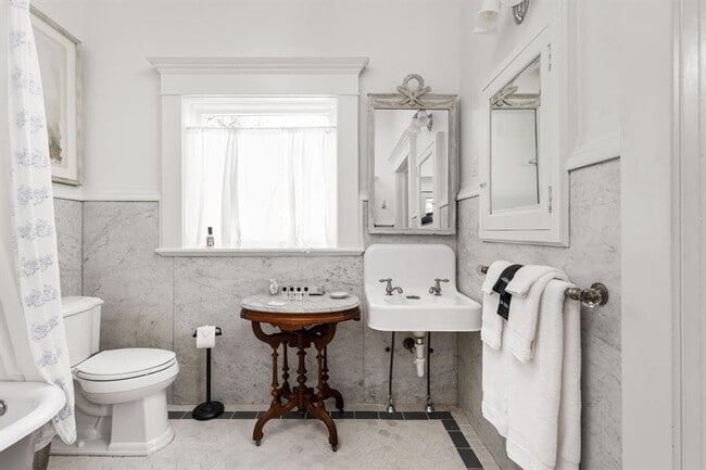 Building Photo - 201 Ramona St