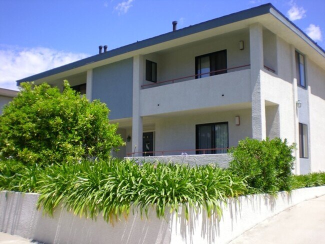 Building Photo - Large Upstairs Studio with Utilities Paid