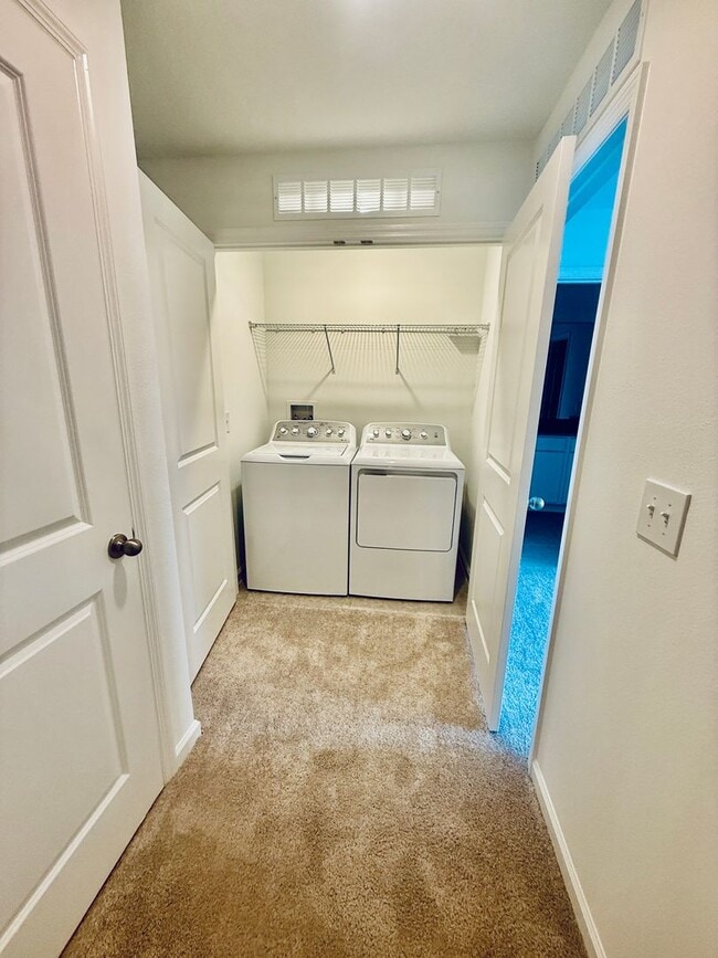 Building Photo - 3 Bed, 2.5 Bath, Corner Unit Townhome