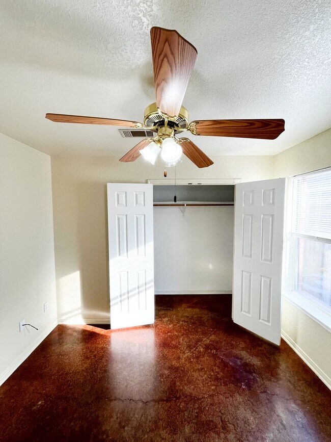 Building Photo - 1913 Charleston Ct