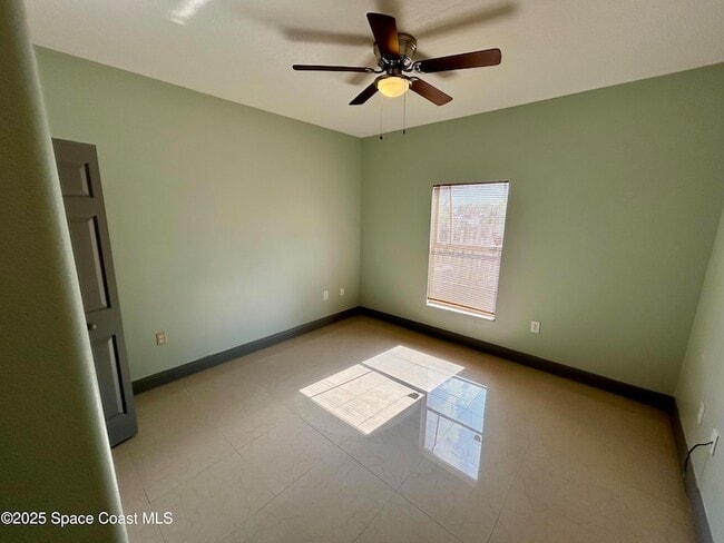 Building Photo - 910 Twisting Branch Ct