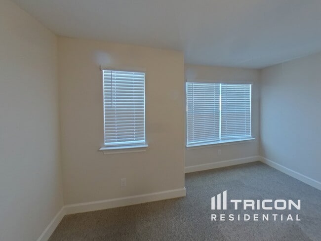 Building Photo - 1221 Bullock Dr