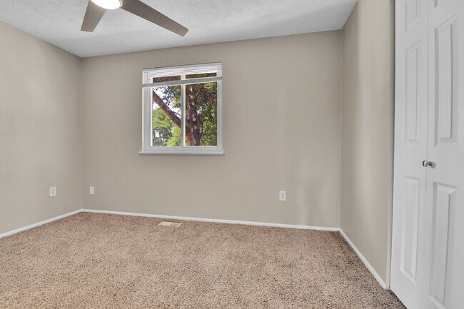 Building Photo - $2,995 - 4 Bed, 2 Bath Home in Aurora with...