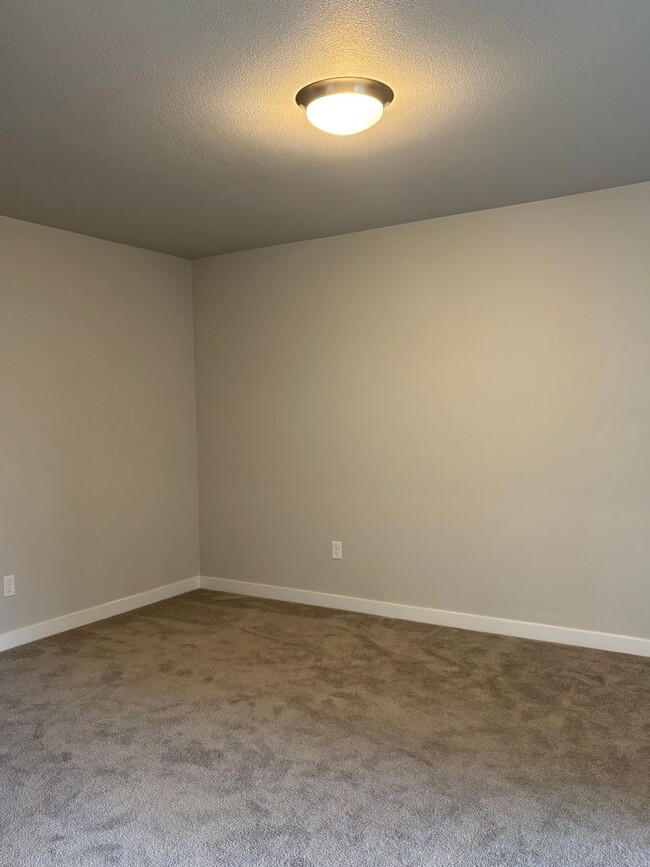 Building Photo - $500.00  OFF  FIRST  FULL  MONTH'S  RENT  ...