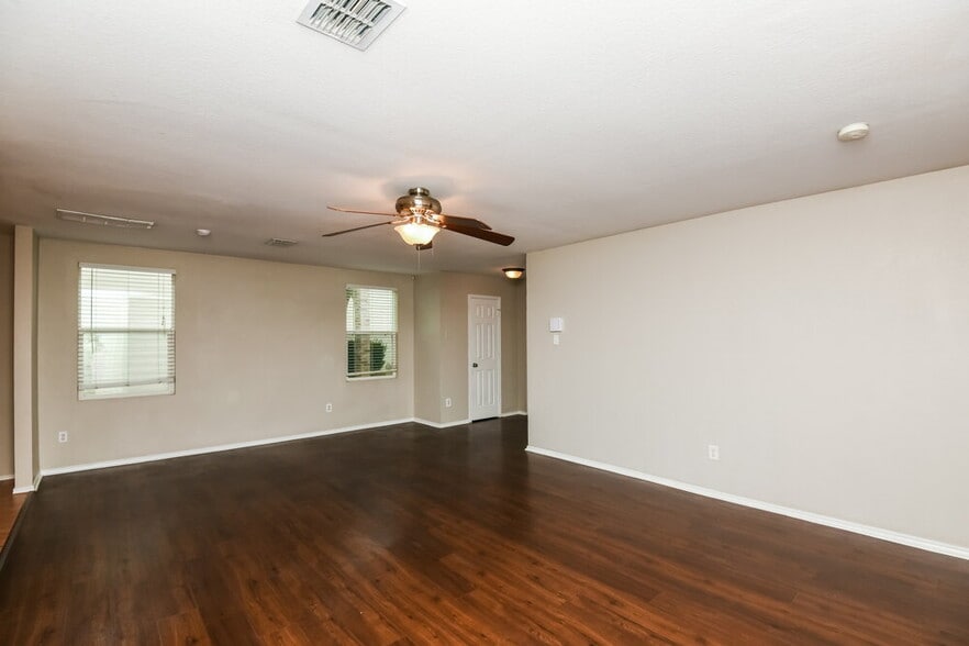 Building Photo - 205 Cres Ridge Dr