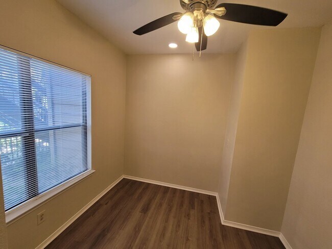 Building Photo - Newly remodeled