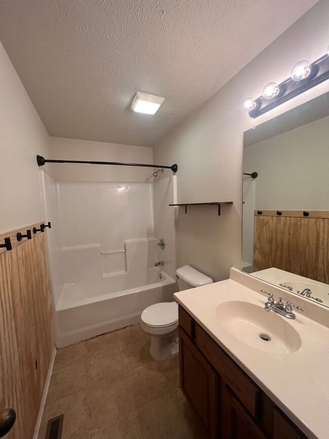Building Photo - 5Br Basement Home