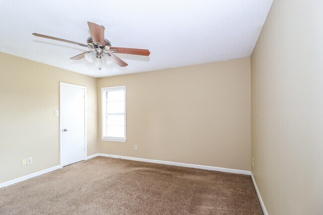 Building Photo - 3902 Clover Hill Dr