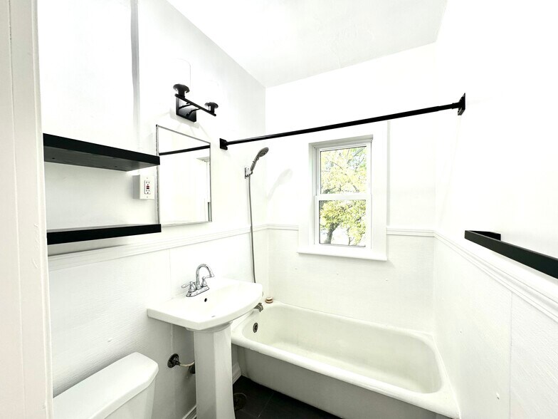 Building Photo - 1108 S Detroit Ave Michael