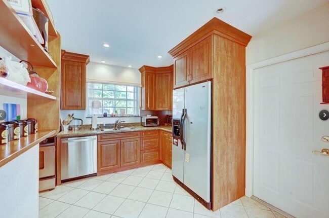 Building Photo - 1811 NE 43rd St