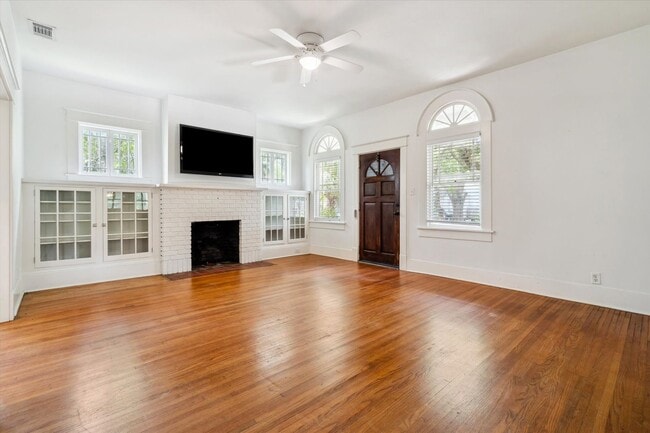 Building Photo - HISTORIC COTTAGE IN THE HEART OF MIDTOWN